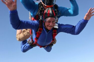 Une grand-mère intrépide fête ses 90 ans en sautant d'un avion à 12 000 pieds