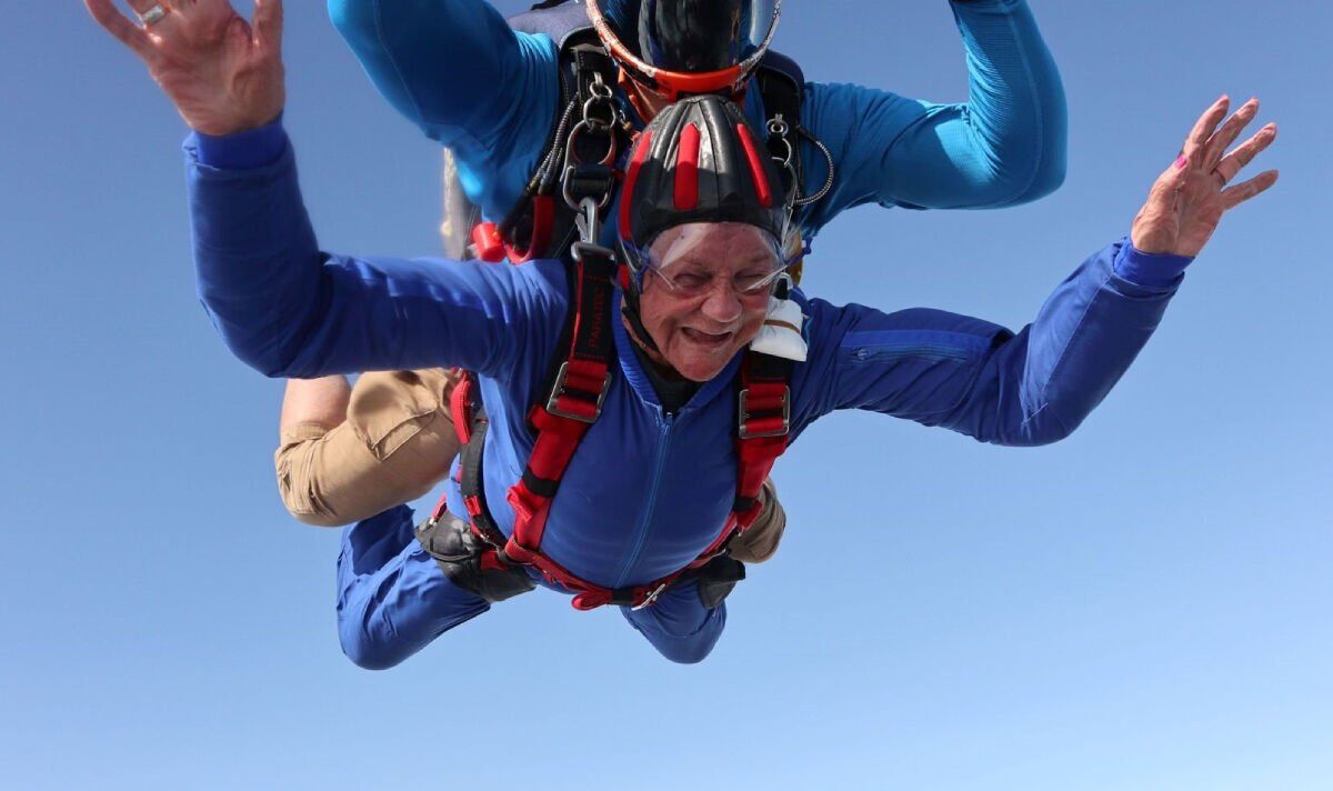 Une grand-mère intrépide fête ses 90 ans en sautant d'un avion à 12 000 pieds