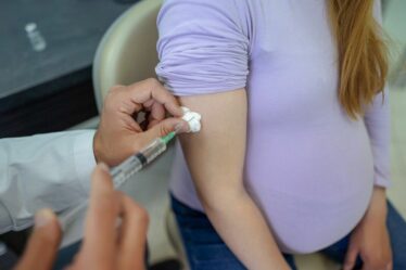 Une nouvelle étude révèle que le vaccin Covid administré pendant la grossesse a un effet «transféré» sur l'enfant