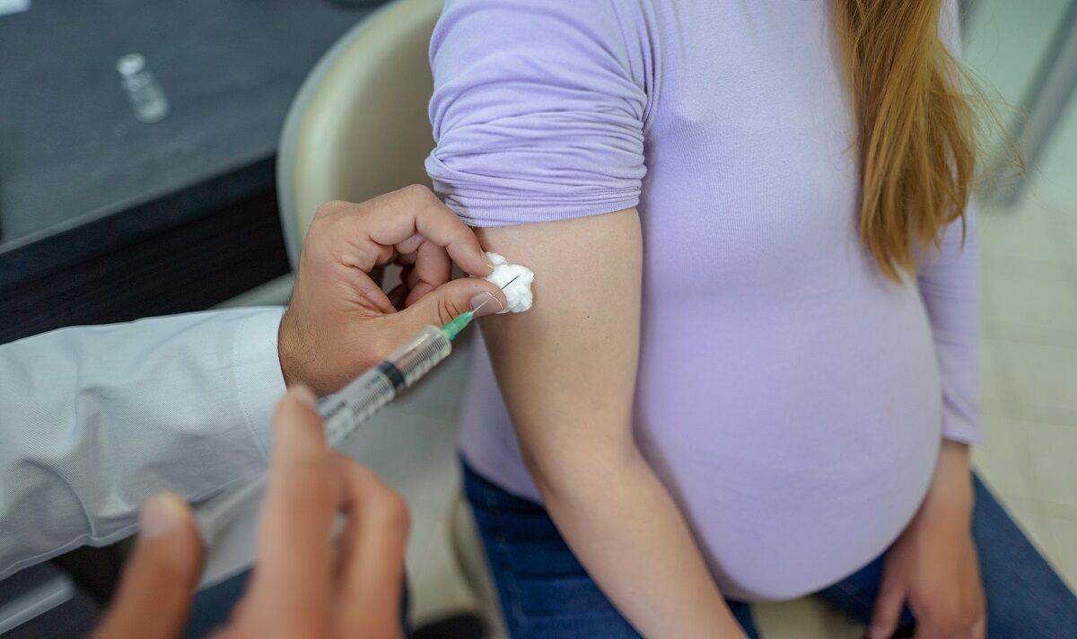 Une nouvelle étude révèle que le vaccin Covid administré pendant la grossesse a un effet «transféré» sur l'enfant