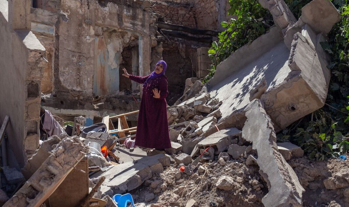 "Nous avons creusé à mains nues" - Des voisins se battent pour sauver leurs amis après le séisme au Maroc