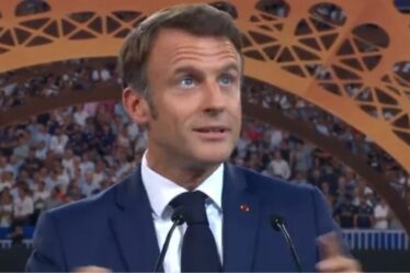 Emmanuel Macron est parti le visage rouge lors de la Coupe du monde de rugby alors que des milliers de fans le huaient
