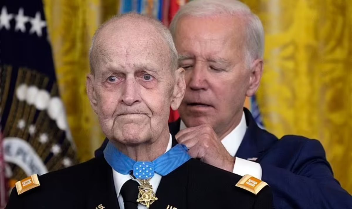 Joe Biden critiqué pour « manque de respect » après avoir laissé un héros de guerre seul sur scène lors d'une cérémonie