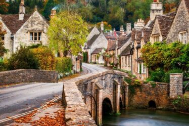 Le meilleur moment pour visiter le « plus joli village d’Angleterre » est octobre, alors qu’Ivy devient rouge ardent