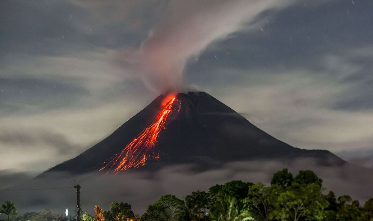 Le volcan le plus violent d'Indonésie est sur le point de connaître un événement majeur alors que le calendrier s'amenuise