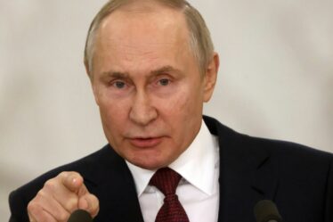 Poutine est "plus dangereux que jamais" alors que le centre vital de la Russie prend feu