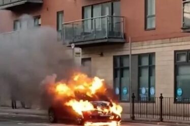 Un incendie d'horreur engloutit une Fiat 500 au milieu d'une route très fréquentée, provoquant la panique dans un grand centre-ville