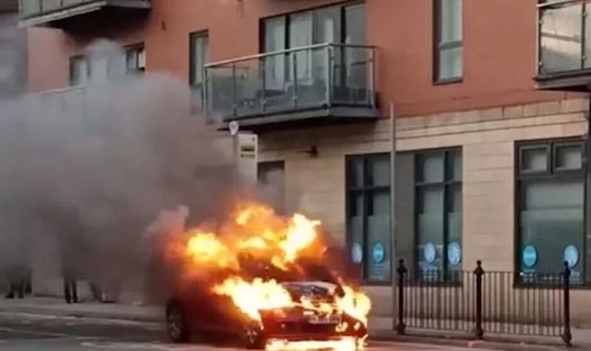 Un incendie d'horreur engloutit une Fiat 500 au milieu d'une route très fréquentée, provoquant la panique dans un grand centre-ville