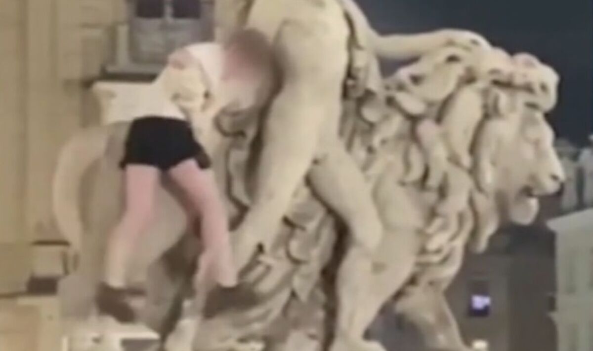 Un touriste brise une statue de Bruxelles en grimpant dessus devant des spectateurs horrifiés