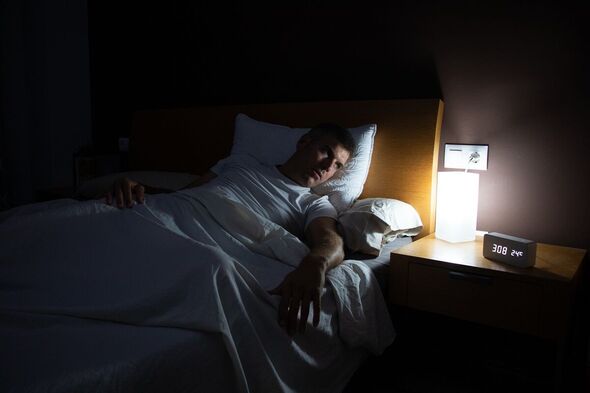 Un homme est au lit et souffre d'insomnie