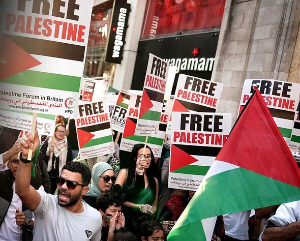Des gens participent à une manifestation de la campagne de solidarité avec la Palestine près de l'ambassade d'Israël