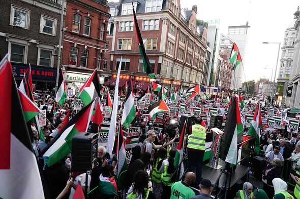 Des manifestants pro-palestiniens défilent à Londres