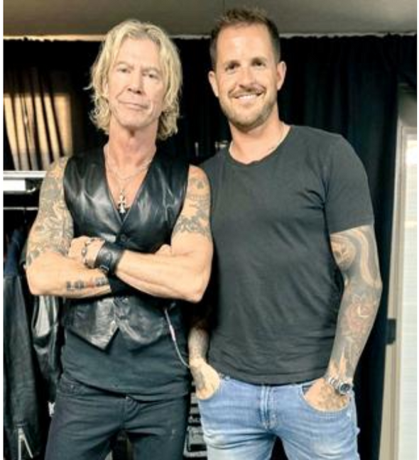 Duff avec l'auteur et ami britannique Dan Jones