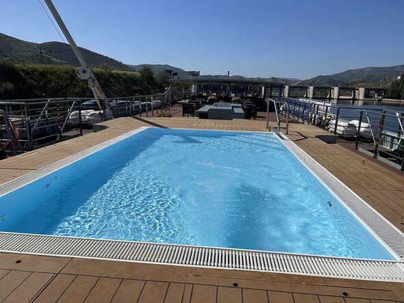 MS Douro Splendor solarium avec piscine et fauteuils