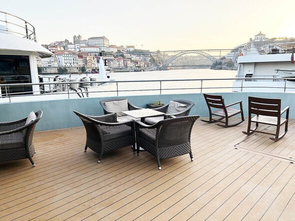 Terrasse du salon MS Douro Splendor alors qu'il est amarré à Porto