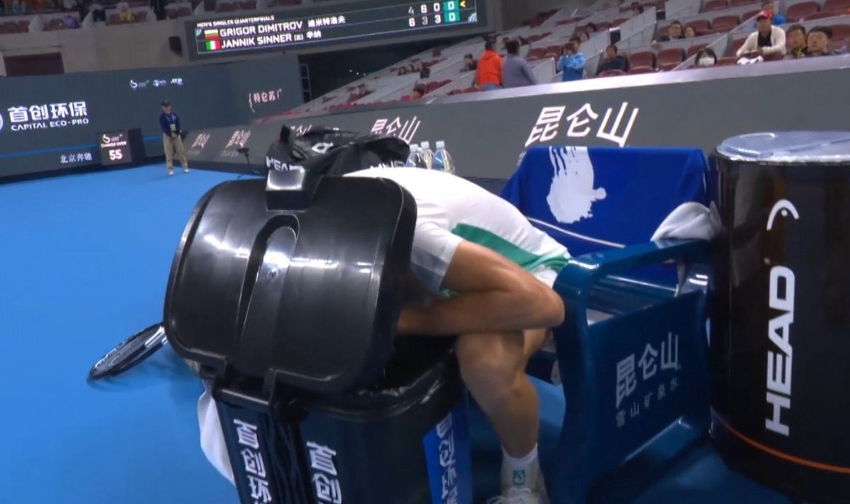 Jannik Sinner vomit dans une poubelle à l'Open de Chine alors que l'Italien remporte le match malgré sa maladie