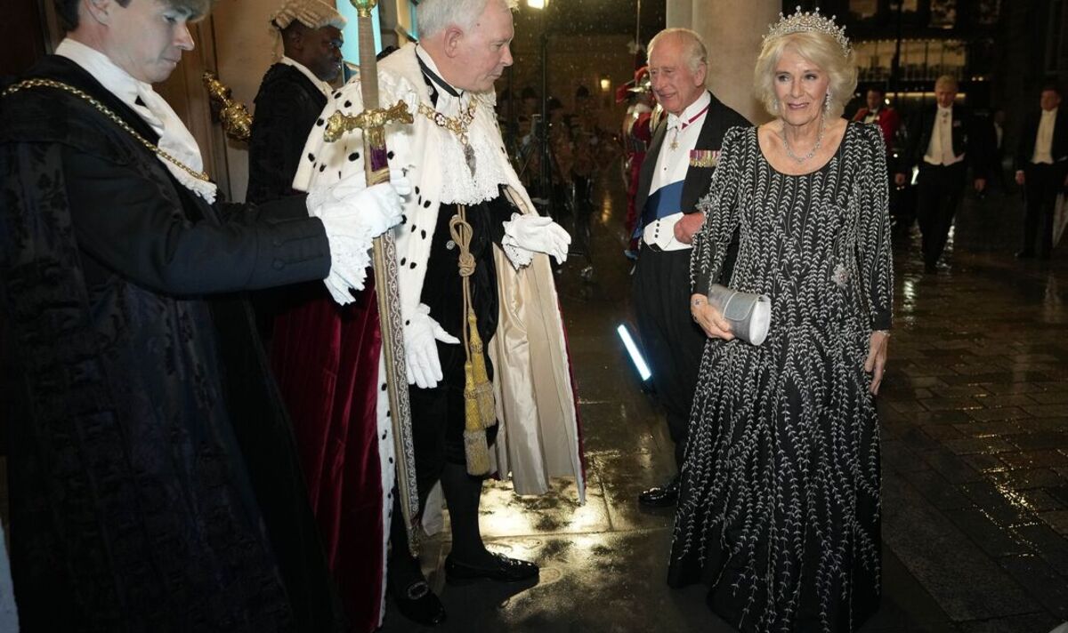 La reine Camilla étourdit avec son diadème et sa robe de soirée Bruce Oldfield recyclée
