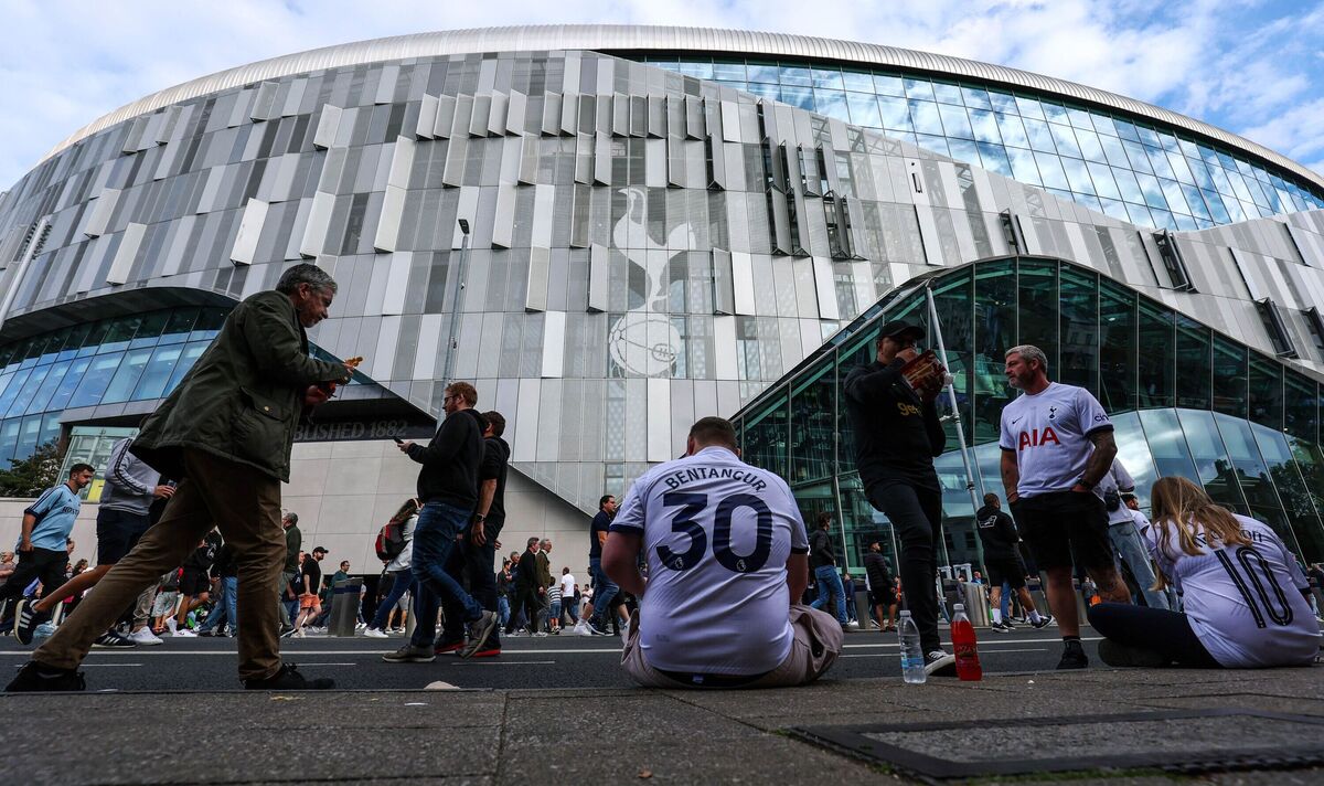 Le stade de Tottenham, d'une valeur de 1,2 milliard de livres sterling, « considérablement endommagé » alors que la police procède à une arrestation