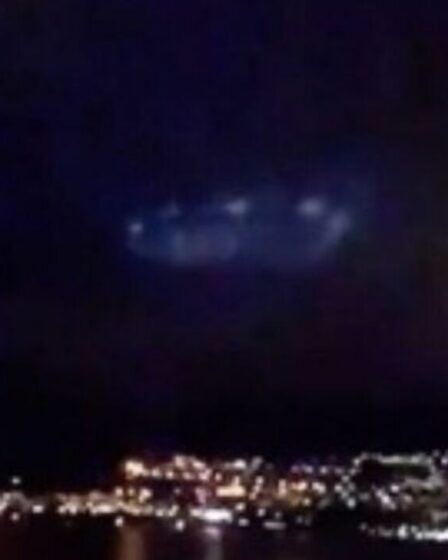 Les habitants sont terrifiés après la découverte d'un « OVNI » géant en forme de disque planant au-dessus d'un célèbre lac