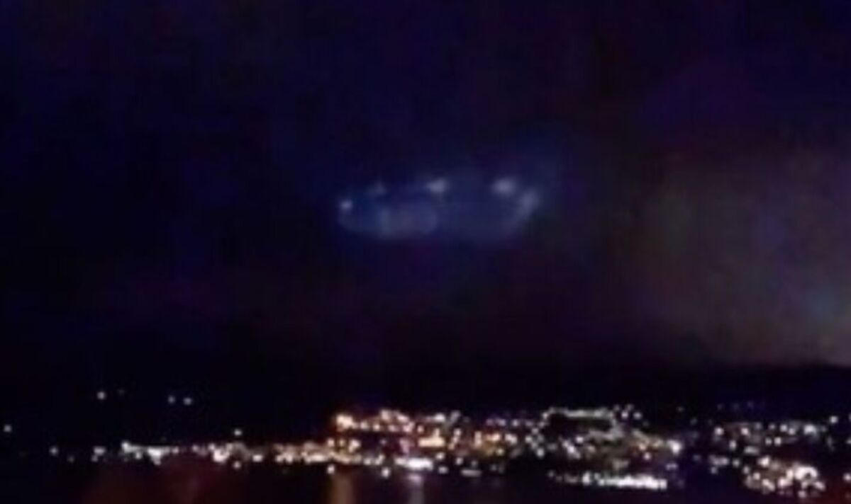 Les habitants sont terrifiés après la découverte d'un « OVNI » géant en forme de disque planant au-dessus d'un célèbre lac