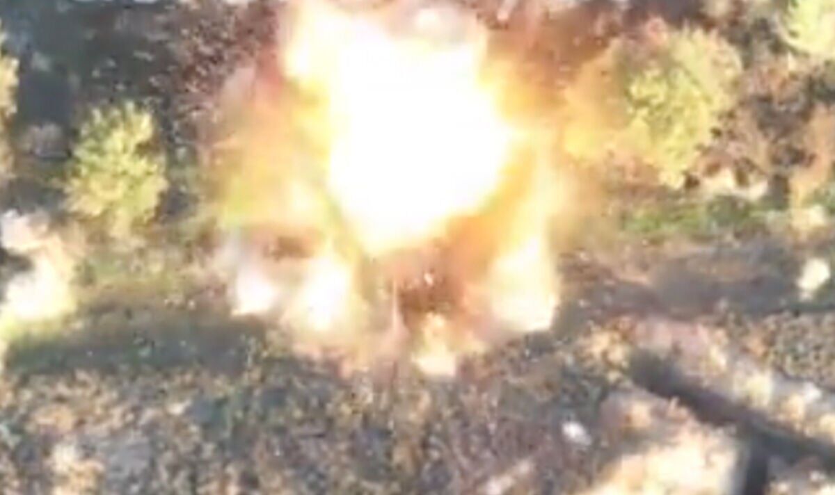 Moment dévastateur Un char russe en position de coque est détruit par l'artillerie ukrainienne