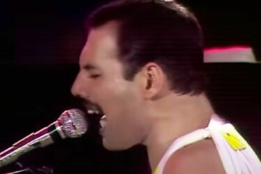Queen diffuse la mélodie de Freddie Mercury interprétant Bohemian Rhapsody en direct dans cinq salles