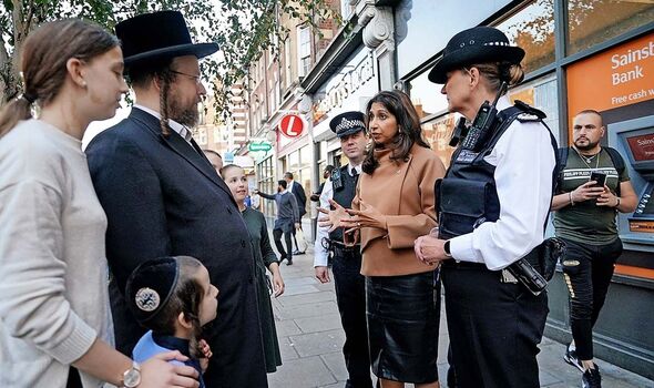 Suella Braverman s'adresse aux Juifs dans les rues de Londres