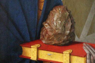 Une ancienne hache à main en pierre apparaît dans un endroit surprenant – une peinture française du XVe siècle