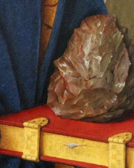 Une ancienne hache à main en pierre apparaît dans un endroit surprenant – une peinture française du XVe siècle