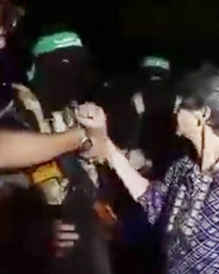 Une otage du Hamas, 85 ans, fait un acte incroyable de pardon au terroriste qui la retient captive