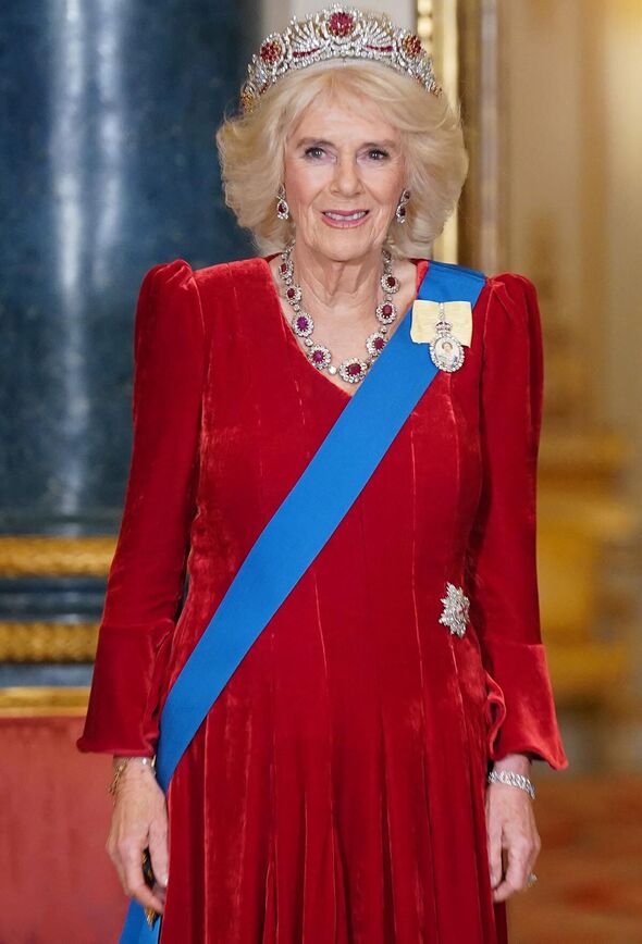 La reine Camilla arrive pour un banquet d'État au palais de Buckingham