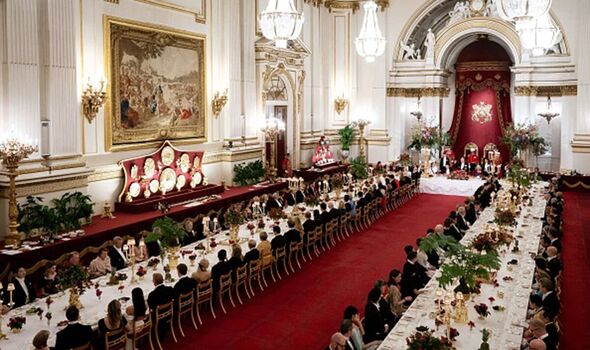 Des invités assistent à un banquet d'État au palais de Buckingham