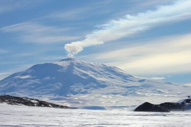 Comment les 100 volcans souterrains de l'Antarctique pourraient provoquer une inondation « rapide » de la planète