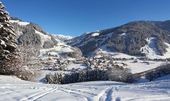 Un village alpin sous la neige 