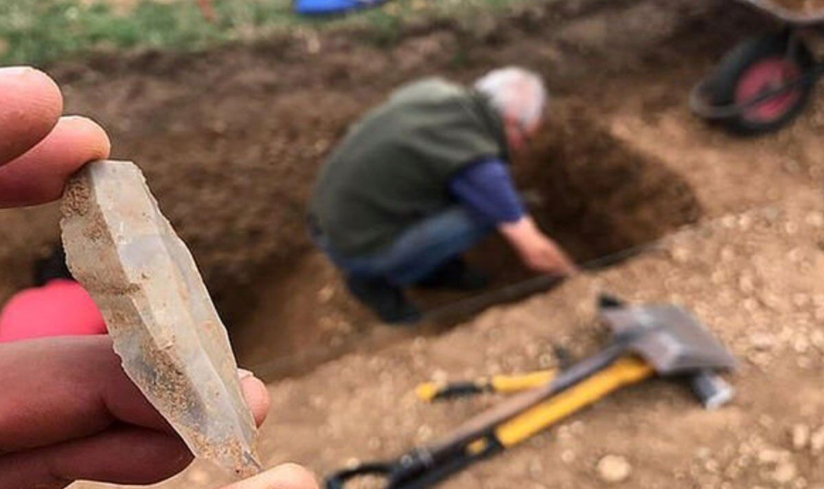 Des archéologues époustouflés par la macabre fosse « funéraire » de l’âge de pierre découverte sur un site britannique