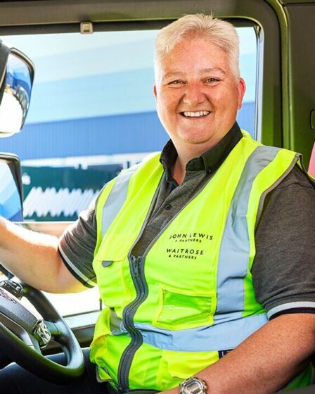"J'ai quitté mon travail aux caisses de Waitrose pour poursuivre mon rêve de chauffeur de camion"