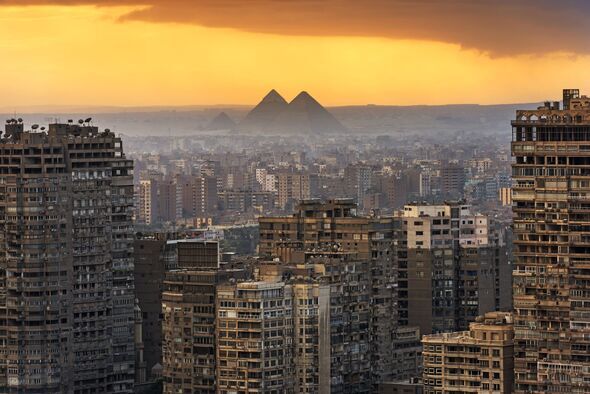 La pyramide de Gizeh vue du Caire