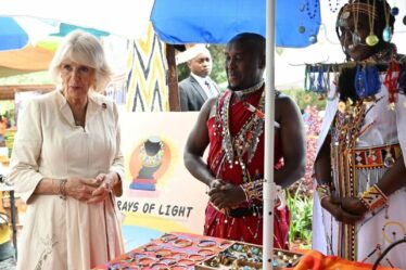La reine Camilla dépense trop pour faire du shopping au marché kenyan du sanctuaire des ânes