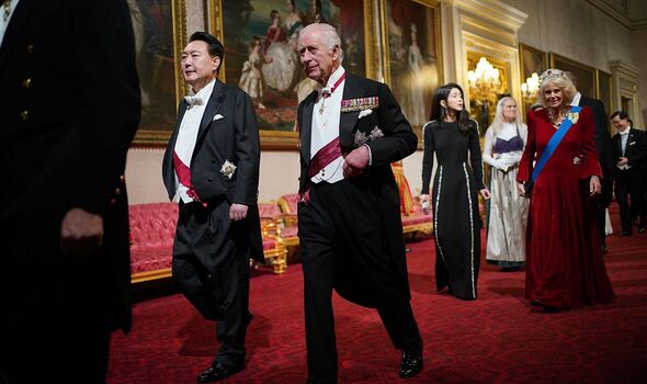 Le roi Charles III (au centre) marche avec le président sud-coréen Yoon Suk Yeol