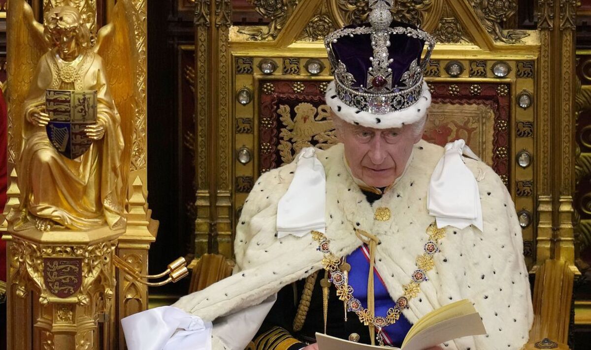 Le roi Charles "abdiquer" du trône mais William ne pourrait pas prendre le relais, affirme "Nostradamus"