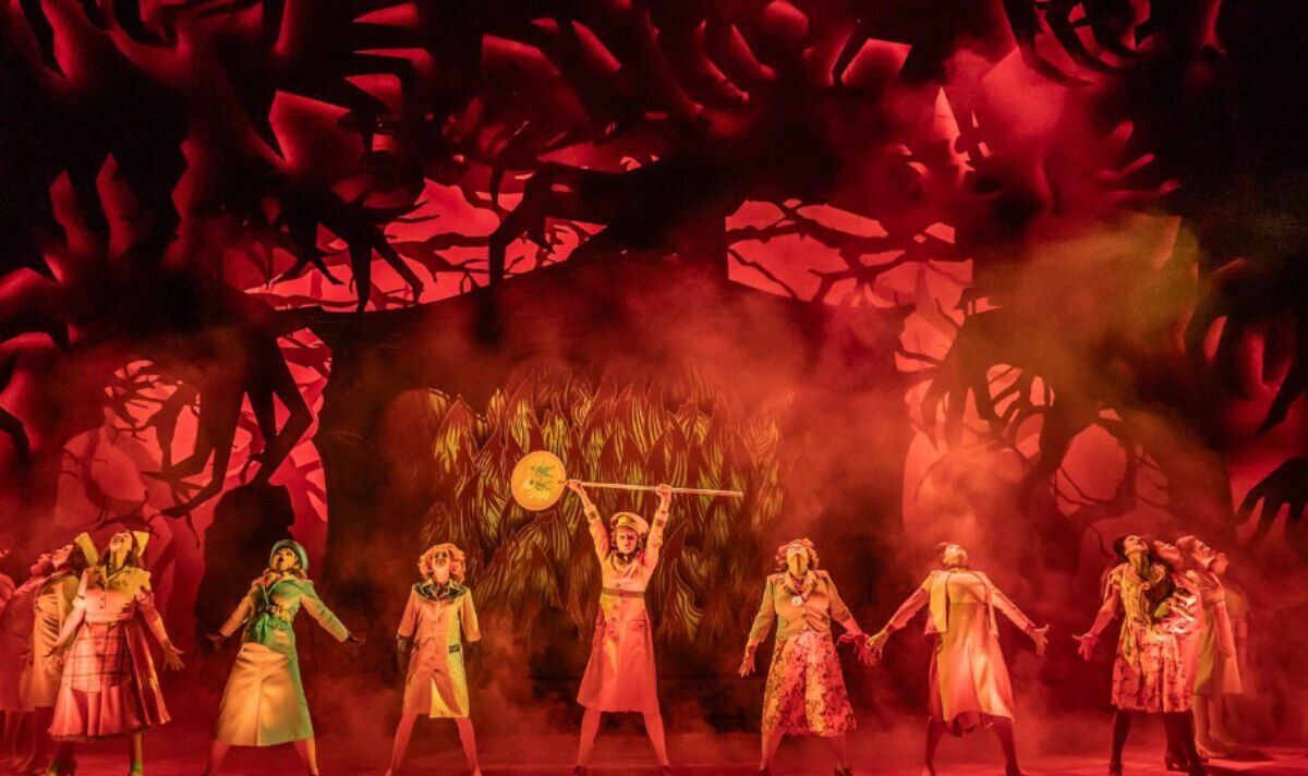 Le théâtre national donne vie au classique "Les Sorcières" de Roald Dahl