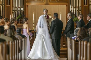 Les invités du mariage grincent des dents après le commentaire ridicule du prêtre à l'autel qui fait rougir la mariée