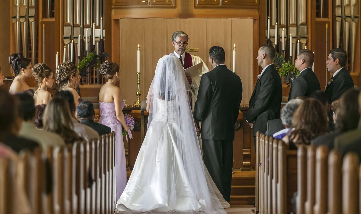 Les invités du mariage grincent des dents après le commentaire ridicule du prêtre à l'autel qui fait rougir la mariée