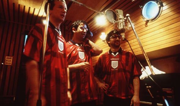 Ian Broudie, Frank Skinner et David Baddiel en studio d'enregistrement portant des maillots de football anglais 