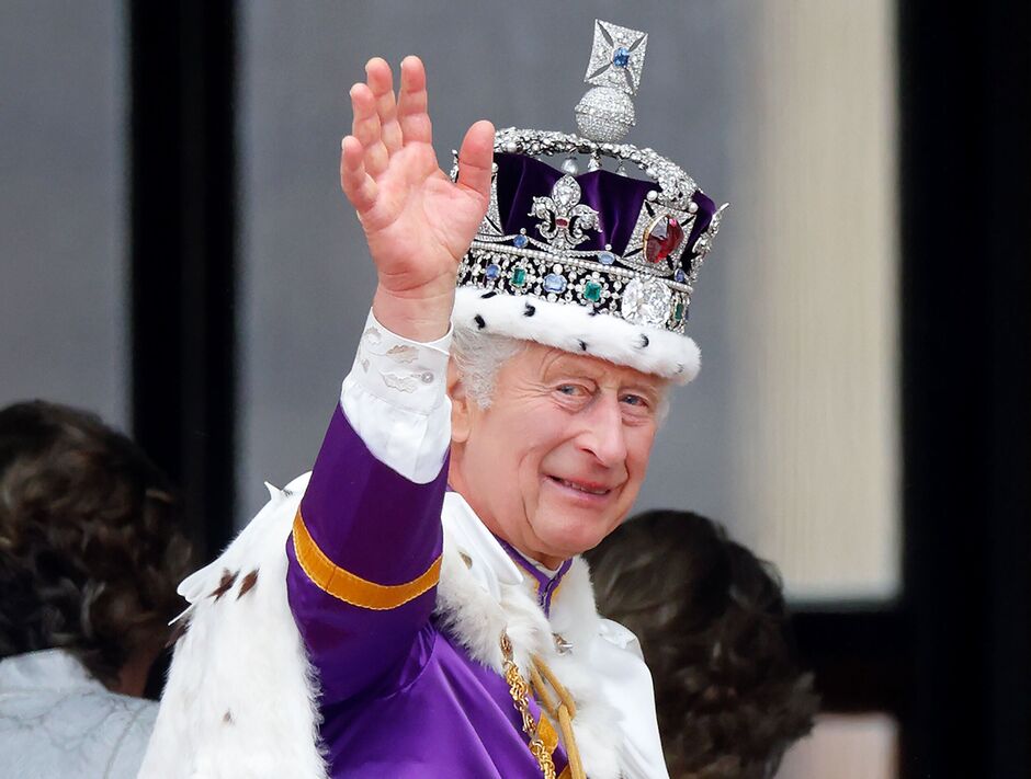 Le roi Charles III salue alors qu'il porte la couronne impériale le jour de son couronnement