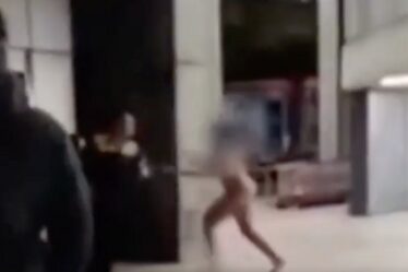 Une vidéo bizarre montre une femme nue attaquant des passagers dans un aéroport très fréquenté