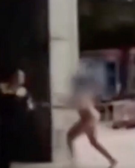 Une vidéo bizarre montre une femme nue attaquant des passagers dans un aéroport très fréquenté
