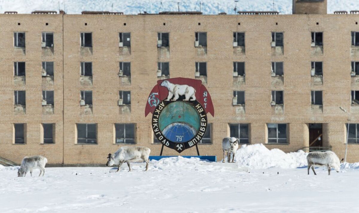 Ville soviétique abandonnée envahie par les ours polaires où les maisons sont figées dans le temps