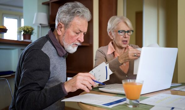 Un couple vérifie ses factures