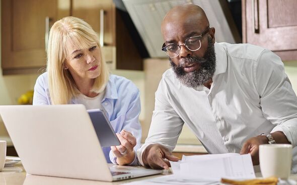 Un couple vérifie ses finances